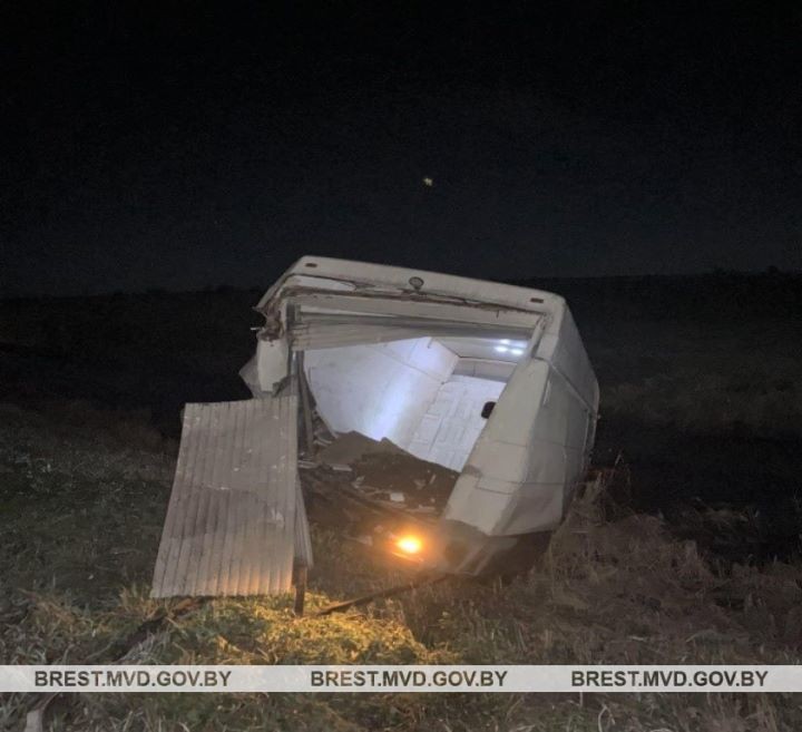 Два автомобиля съехали в кювет после столкновения в Ивацевичском районе