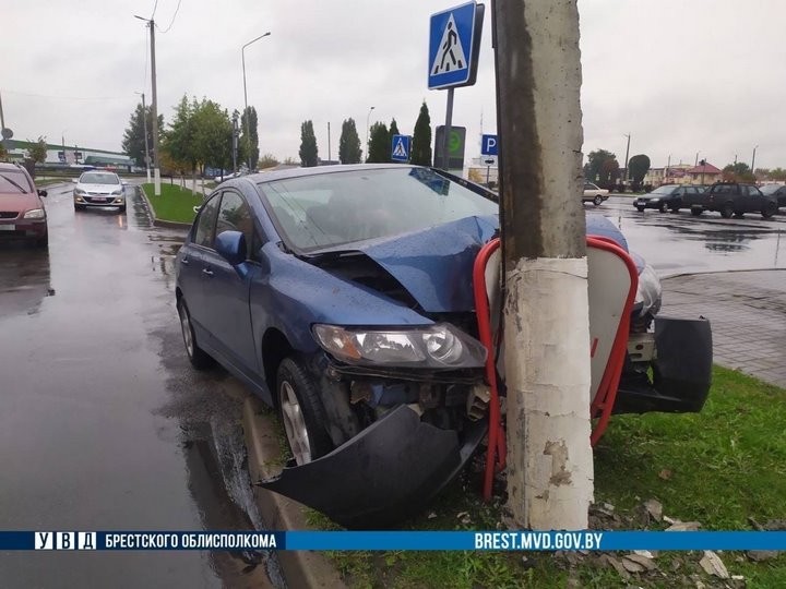 В Пинске Honda въехала в столб. Как это случилось?