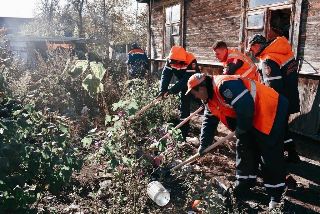 В Бресте прошла акция по уборке двора заброшенного дома