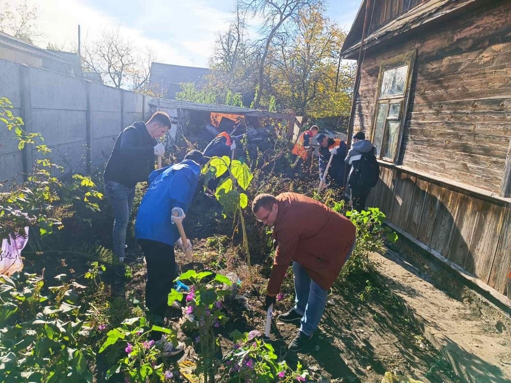 В Бресте прошла акция по уборке двора заброшенного дома