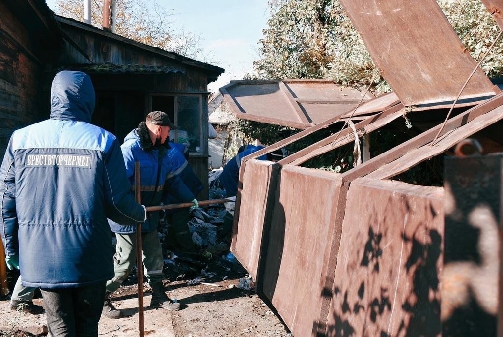 В Бресте прошла акция по уборке двора заброшенного дома
