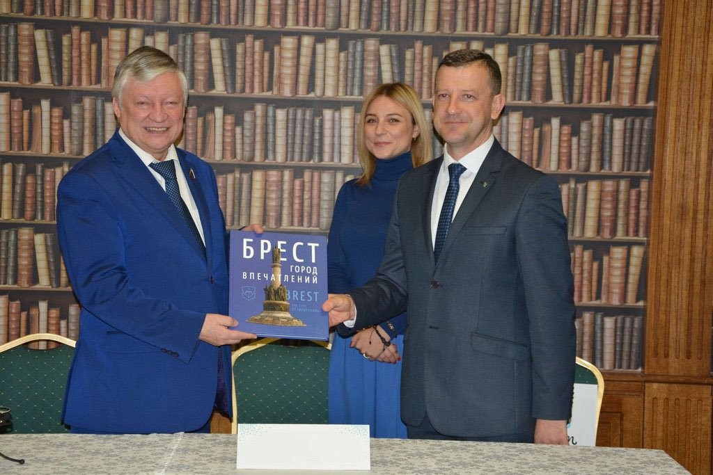 На фото Анатолий карпов слева