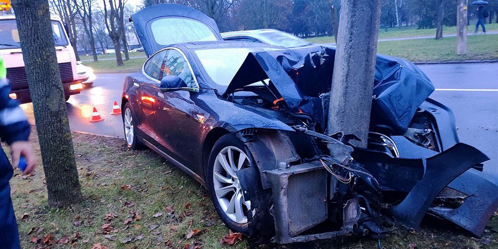 В Беларуси Tesla влетела в столб