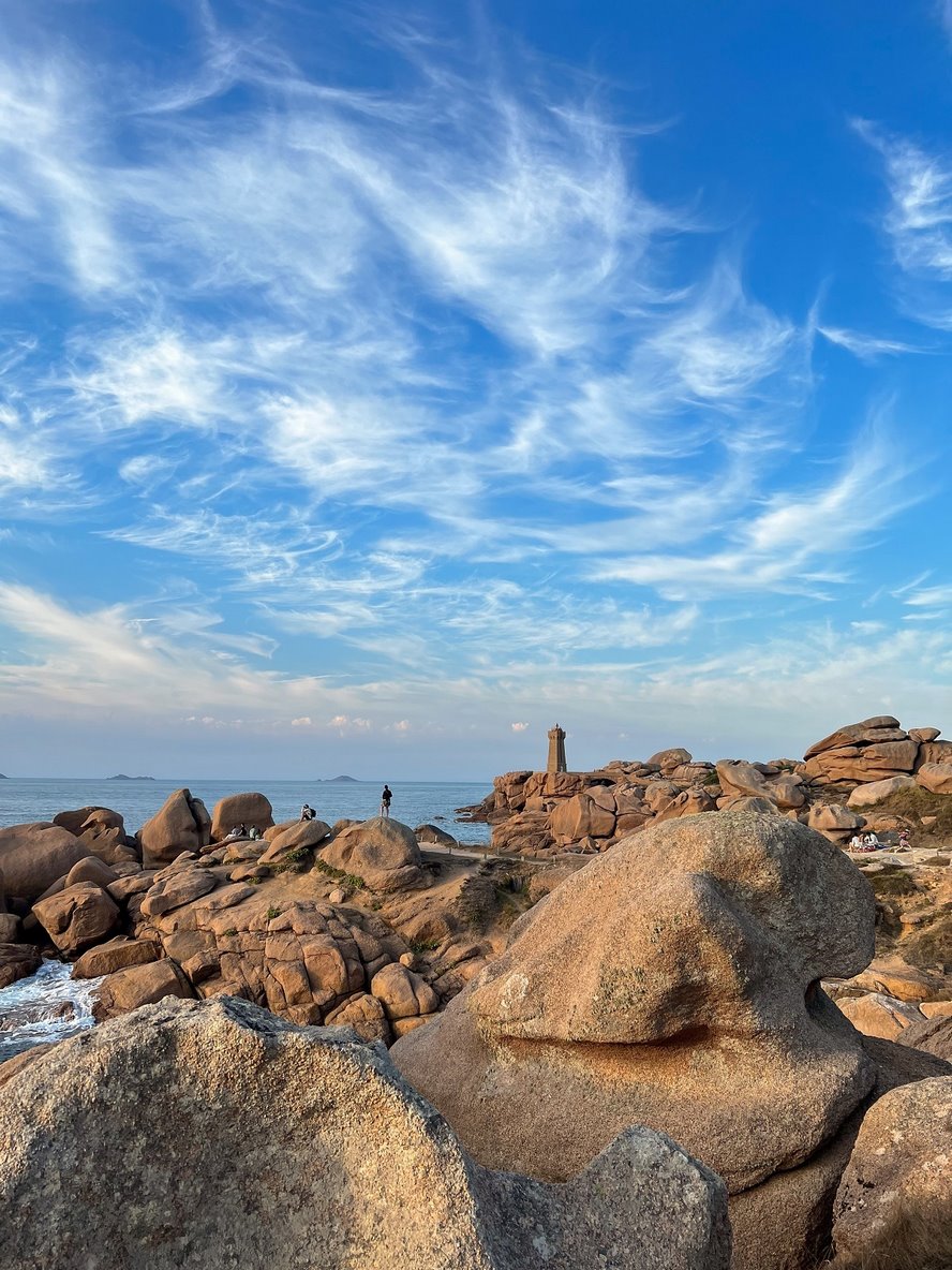 «Аренда хорошей квартиры — минимум 1800 евро». Белорусы переехали в Париж и рассказывают, что там с ценами и недвижимостью