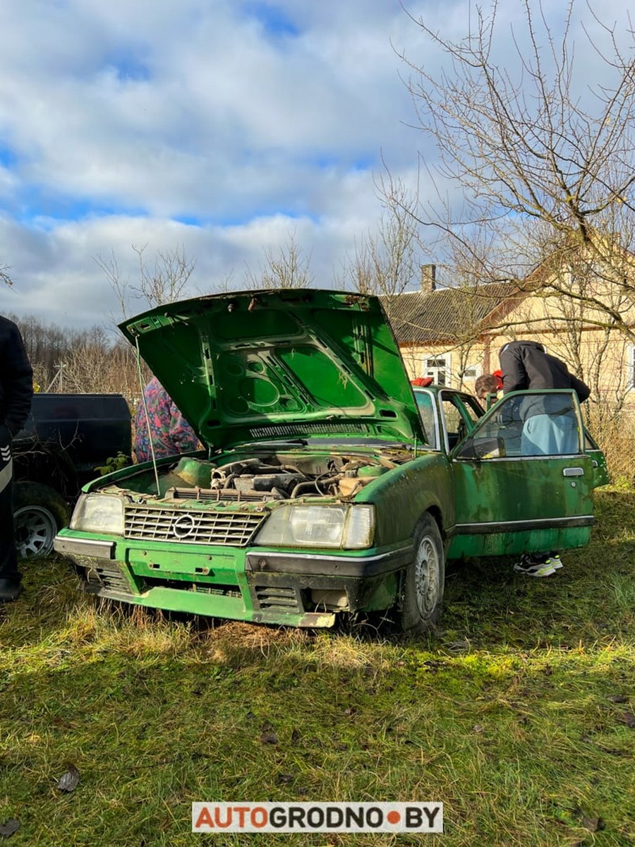 В Беларуси редкий Opel 10 лет врастал в землю и покрылся мхом. Но все равно машину купили