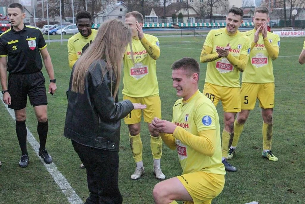 Предложение прямо на поле: чем закончилась футбольная история любви?