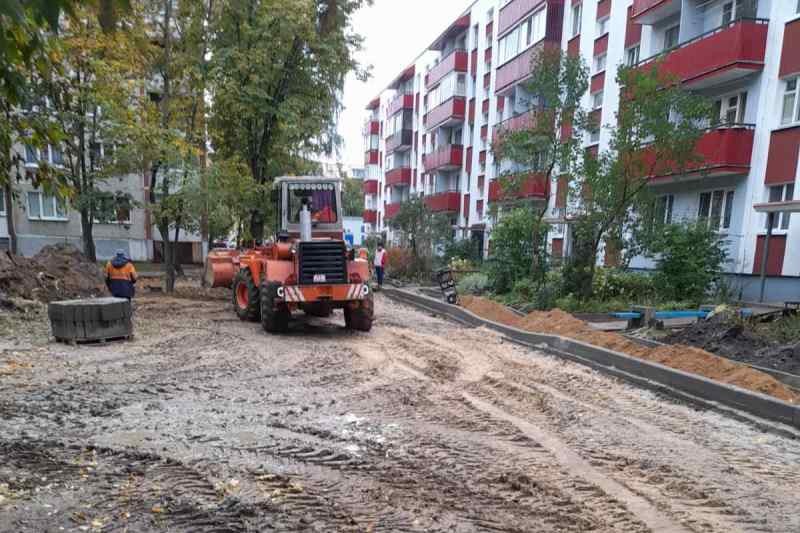 Брестские коммунальные службы продолжают комплексный ремонт городских дворов