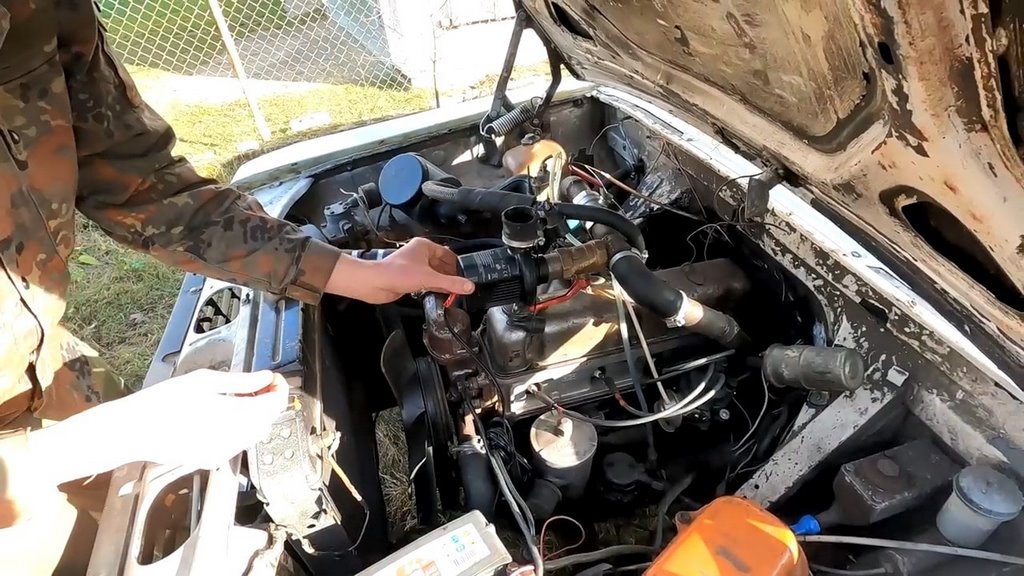 Белорус сделал Волгу НА ДРОВАХ: полтора мешка на 100 км. Тест-драйв