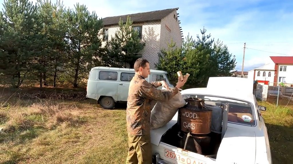 Белорус сделал Волгу НА ДРОВАХ: полтора мешка на 100 км. Тест-драйв