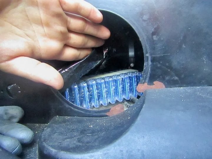 Водитель грузовика спрятал от таможни бритвенные кассеты для станков на 11 тысяч рублей. Случай в пункте пропуска «Козловичи»