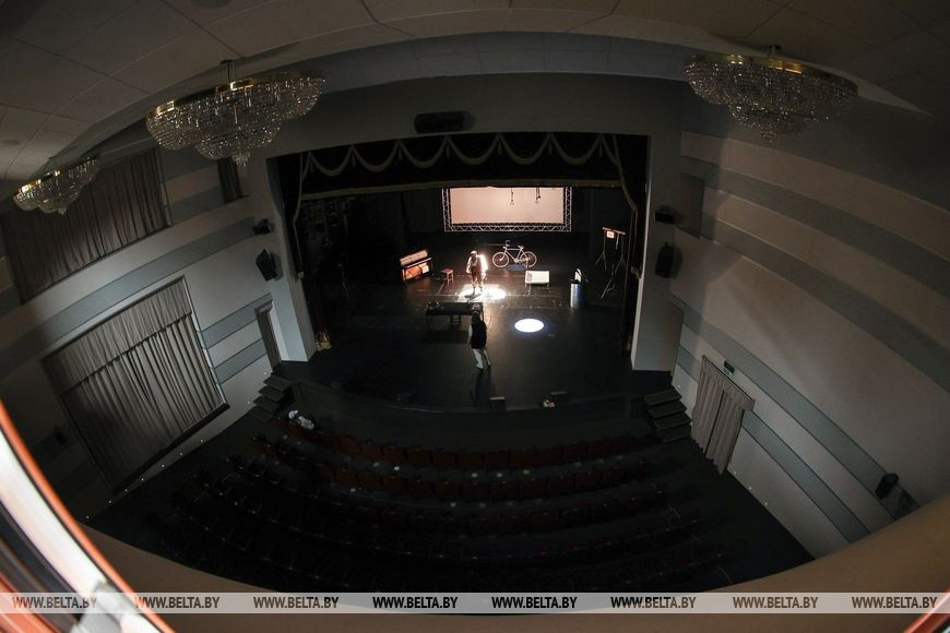 Репортаж о премьере по Леонардо да Винчи и сюрпризах юбилейного сезона в Брестском театре кукол