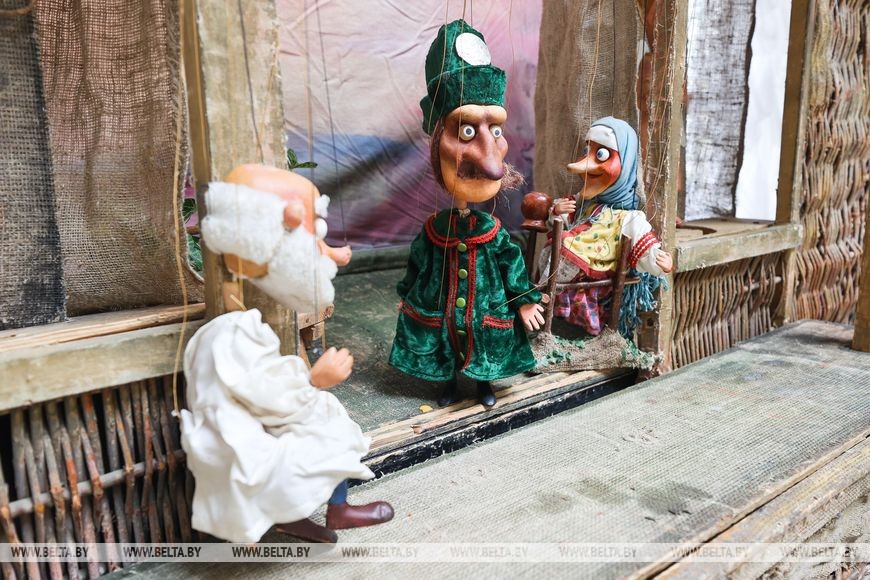 Репортаж о премьере по Леонардо да Винчи и сюрпризах юбилейного сезона в Брестском театре кукол