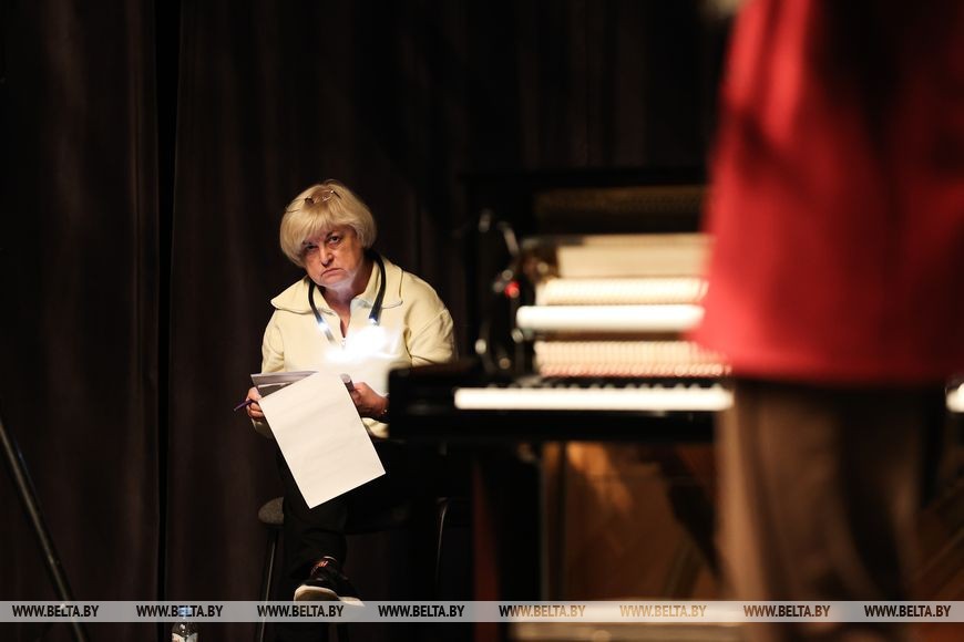 Репортаж о премьере по Леонардо да Винчи и сюрпризах юбилейного сезона в Брестском театре кукол