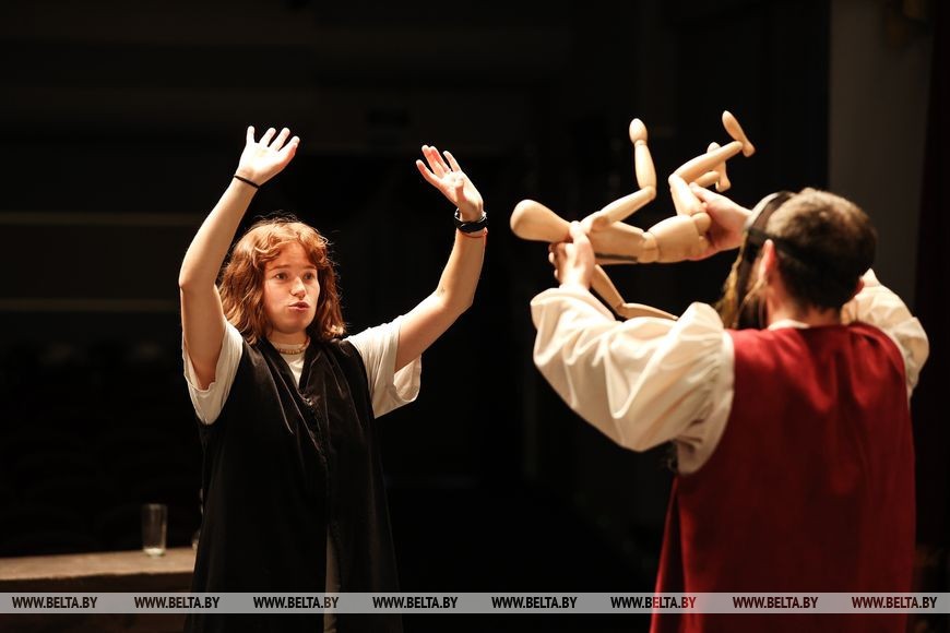 Репортаж о премьере по Леонардо да Винчи и сюрпризах юбилейного сезона в Брестском театре кукол