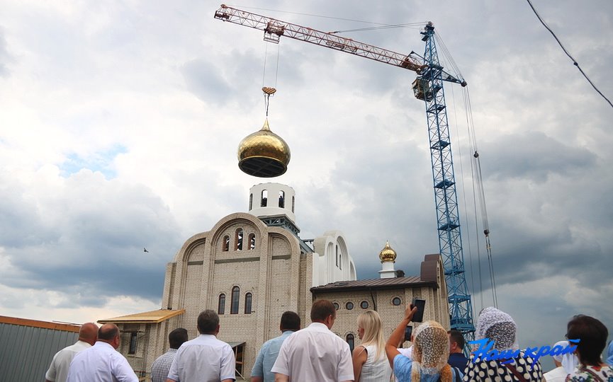 На храме Святой Валентины Минской в Барановичах водрузили центральный купол