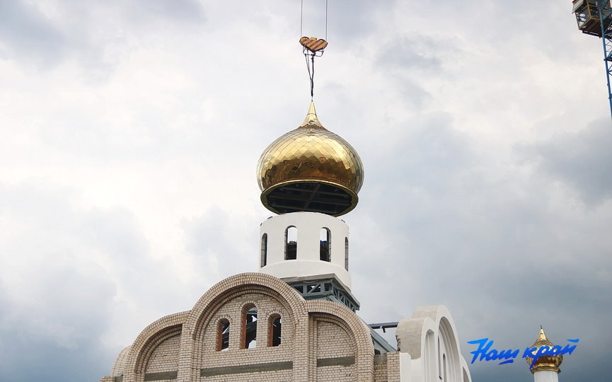 На храме Святой Валентины Минской в Барановичах водрузили центральный купол