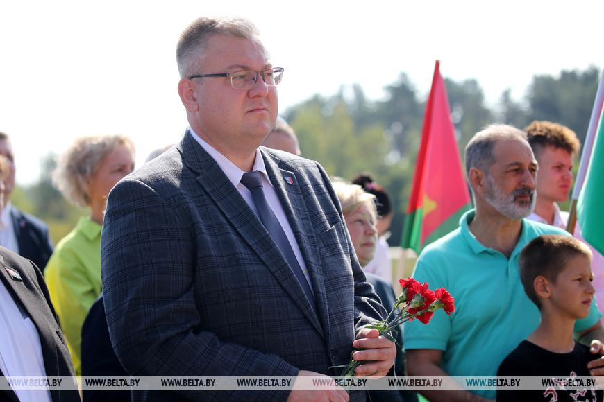 Жизнь достойна блокбастера. Под Пинском установили мемориальную доску борцу за воссоединение Беларуси