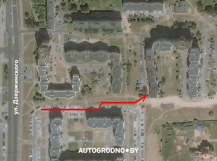 Водитель срезал путь через зеленую зону другого двора. Его привлекли к ответственности