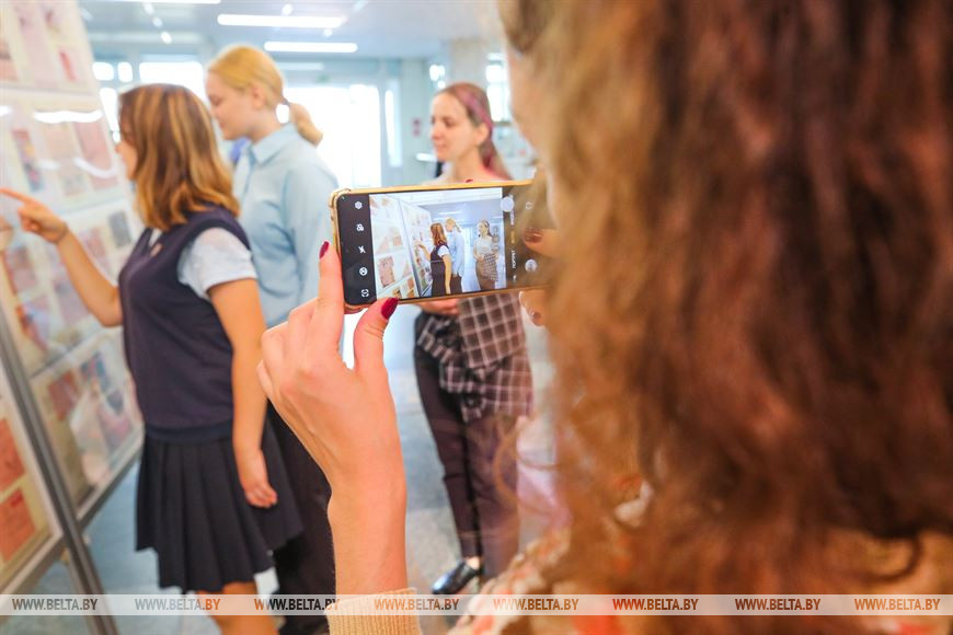 Коллекции из семи стран представлены в Бресте на филателистической выставке для детей и молодежи