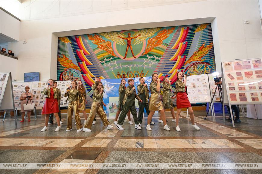 Коллекции из семи стран представлены в Бресте на филателистической выставке для детей и молодежи