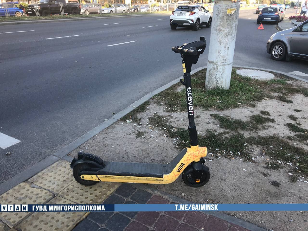 В Минске столкнулись BMW и самокат. ГАИ опубликовала видео