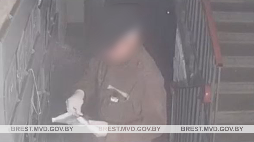 Мужчина обиделся на бывшую возлюбленную и расклеил ее интимные фото в подъезде. Случай в Брестской области