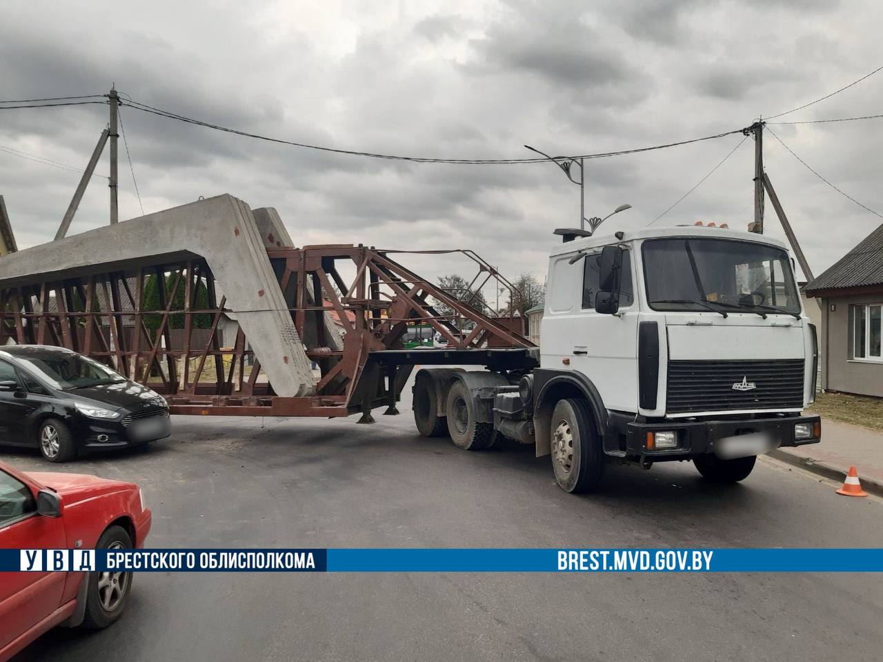 В Кобрине МАЗ при повороте зацепил легковушку