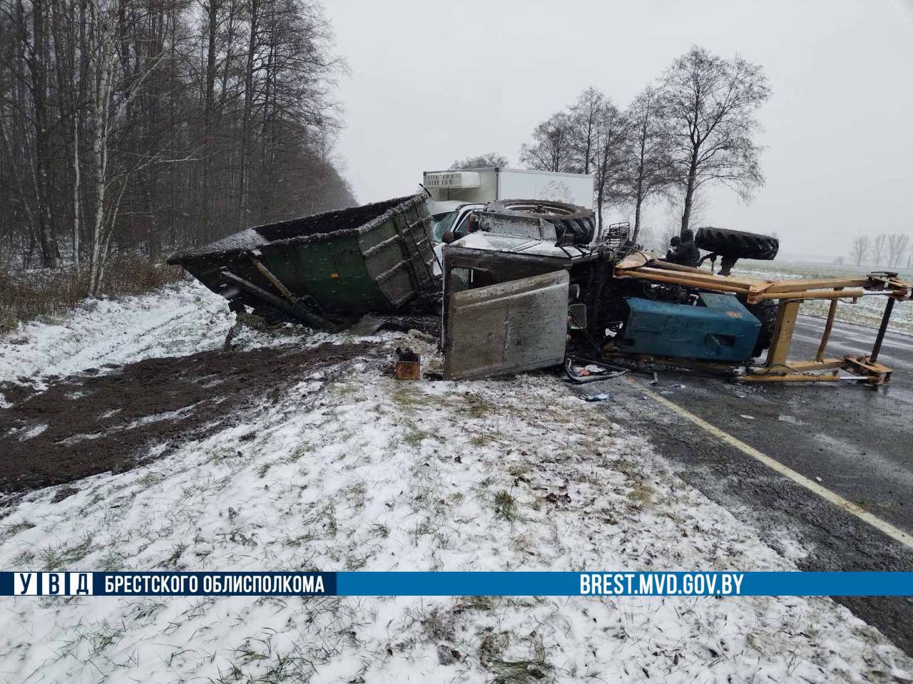 Житель Бреста на фургоне врезался в трактор