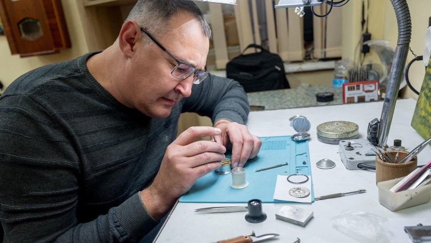 «Обменял часы на корову». Этот белорус решил посвятить жизнь работе в мастерской и ни о чем не жалеет