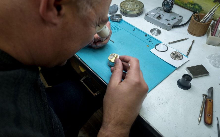 «Обменял часы на корову». Этот белорус решил посвятить жизнь работе в мастерской и ни о чем не жалеет