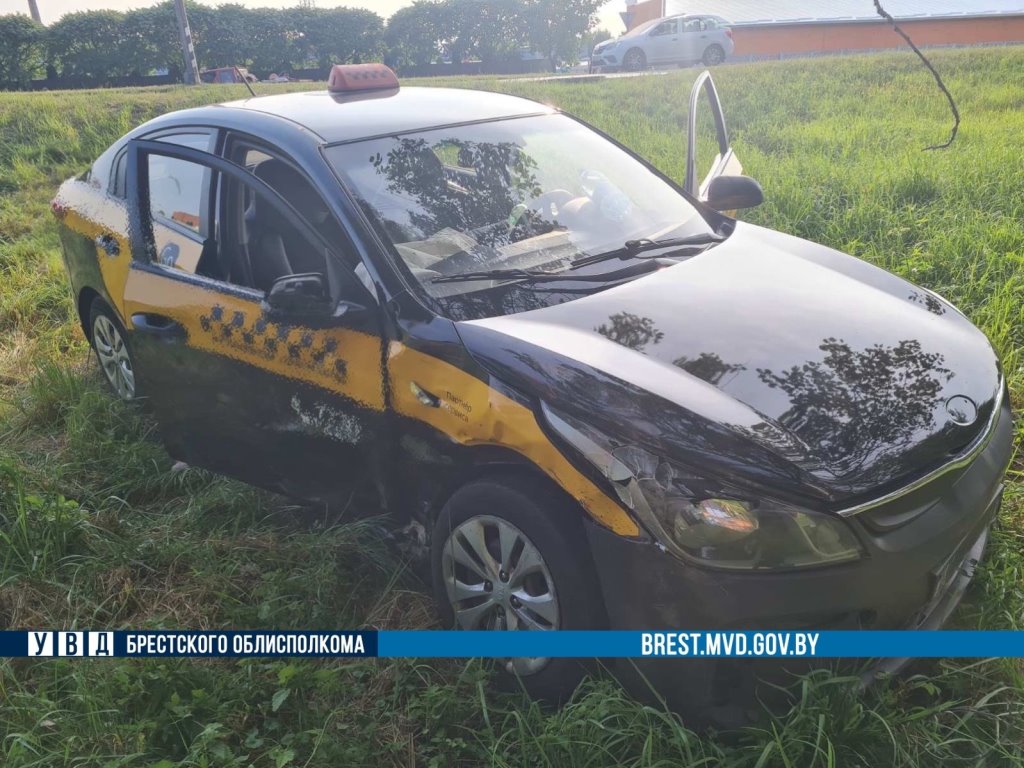 В Бресте молодой водитель такси попал в ДТП