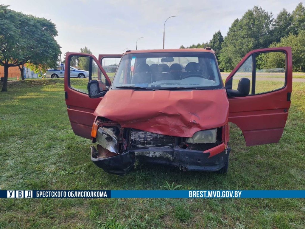 В Бресте молодой водитель такси попал в ДТП