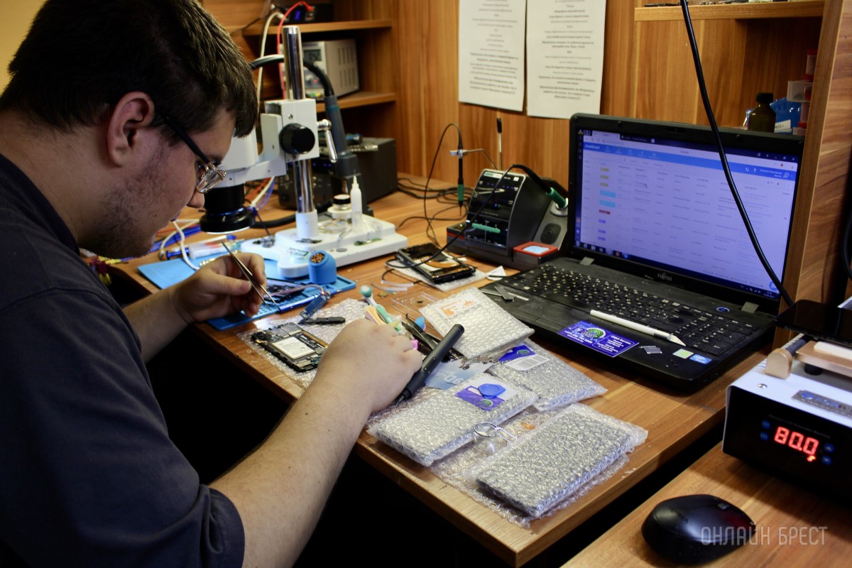 Смартфон упал в воду. Что делать?