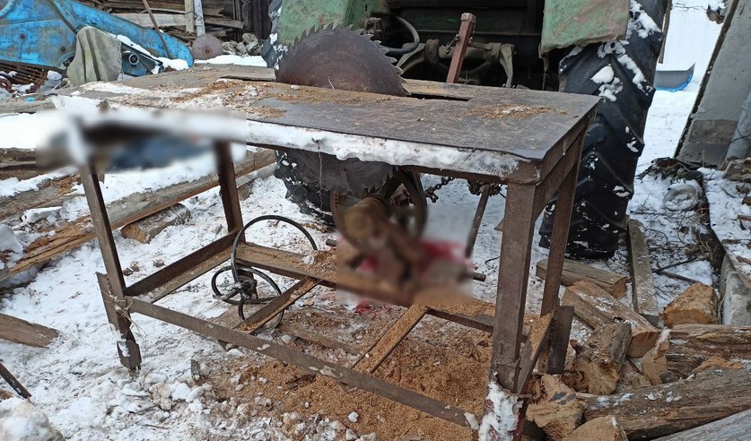 При распилке дров погиб пенсионер