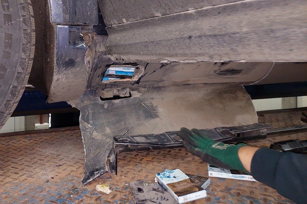 Белорус смог провезти нелегальный груз за границу, но вскоре «запрещенку» в тайниках нашла собака пограничников