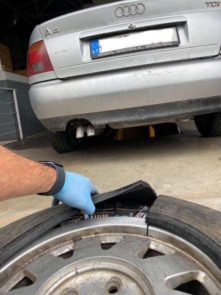 Надпись на рамке: "Понять, простить и... пропустить"