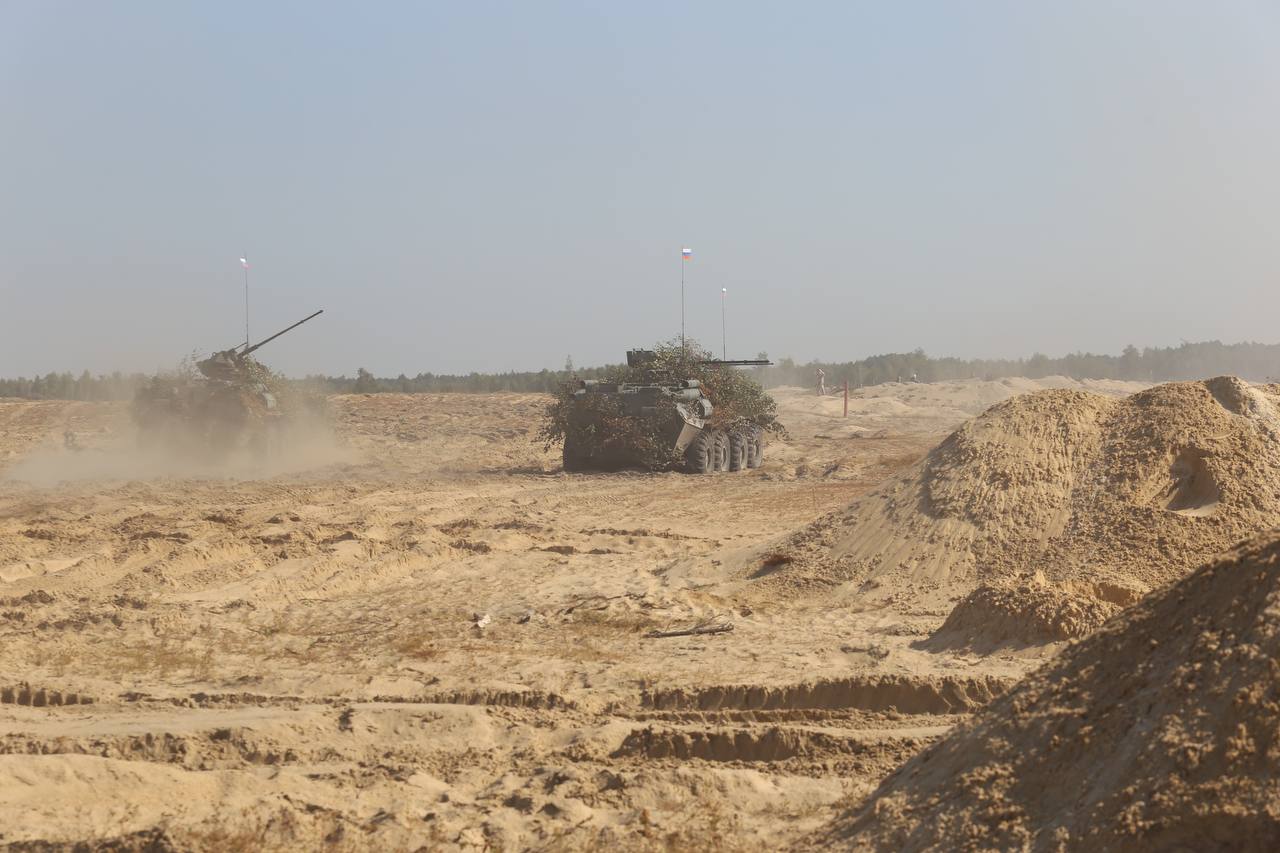 На полигоне Брестский отработали тактический эпизод по недопущению прорыва незаконного вооруженного формирования