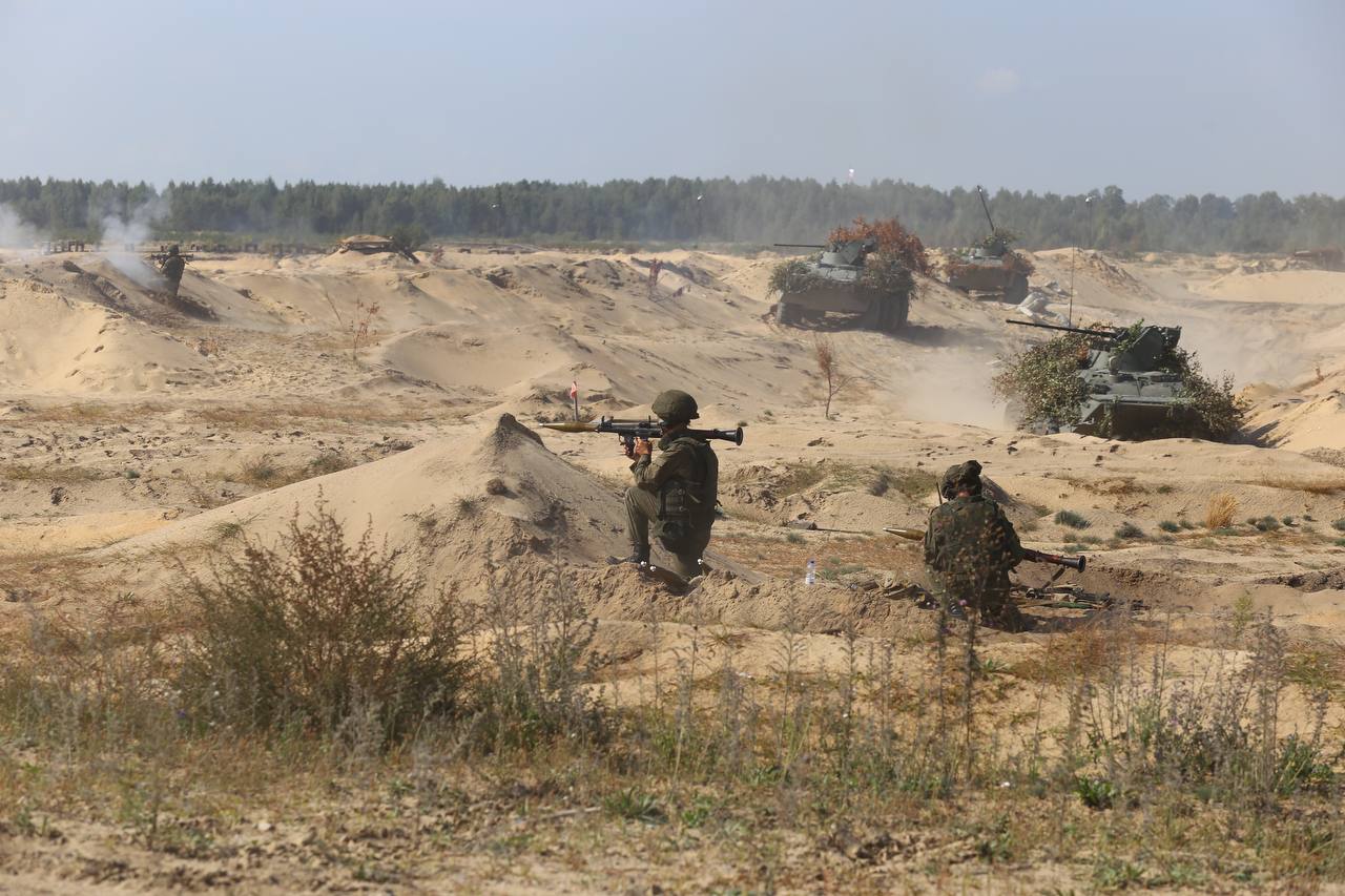 На полигоне Брестский отработали тактический эпизод по недопущению прорыва незаконного вооруженного формирования