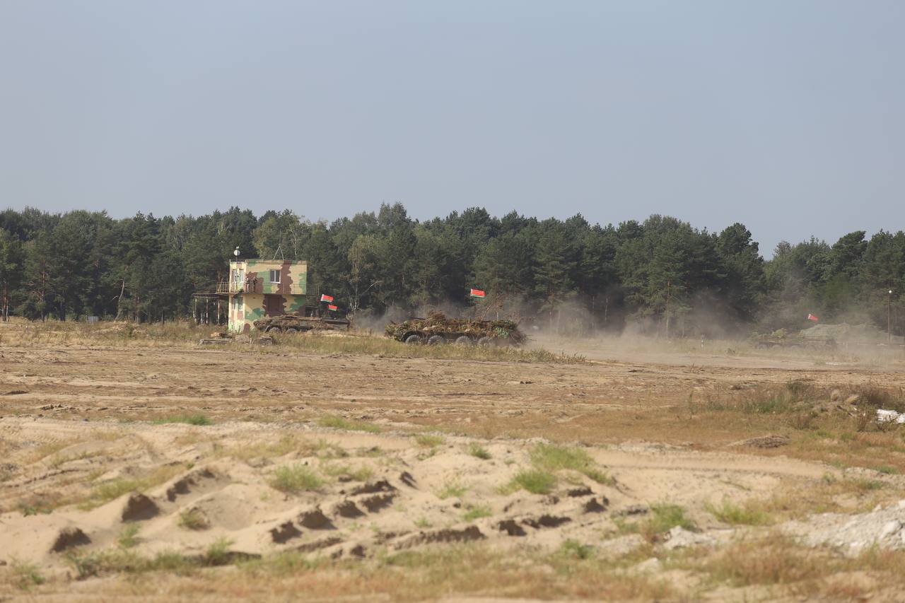 На полигоне Брестский отработали тактический эпизод по недопущению прорыва незаконного вооруженного формирования