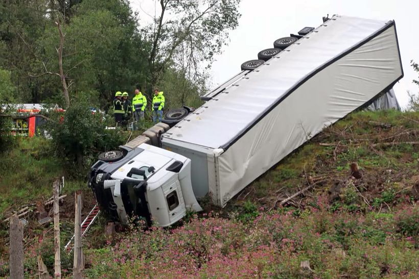 В Германии фура белоруса вылетела с трассы и зависла на боку на склоне