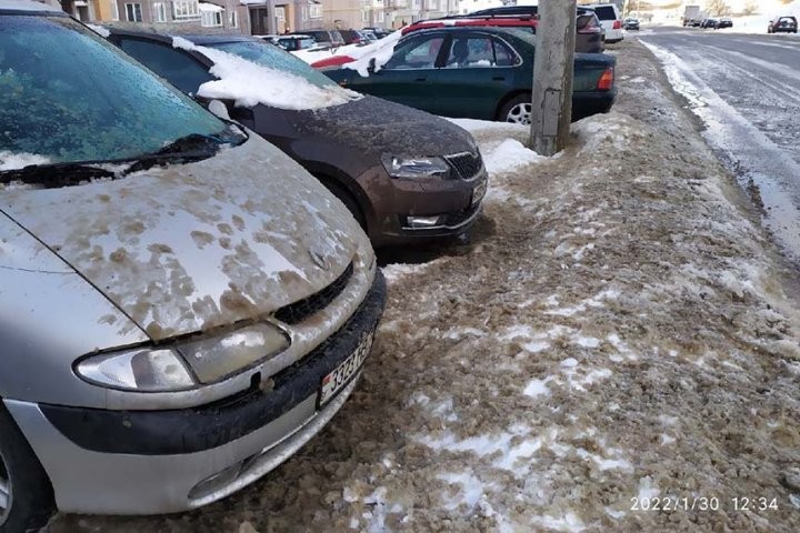 Владельцы не рады: во что превращаются автомобили после проезда снегоуборочной техники