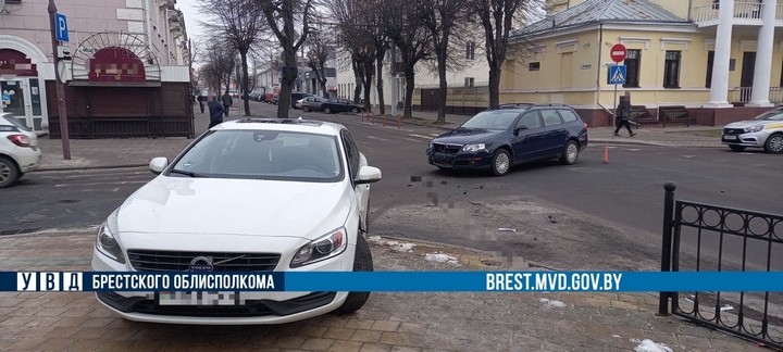 В Бресте на Мицкевича столкнулись легковушки