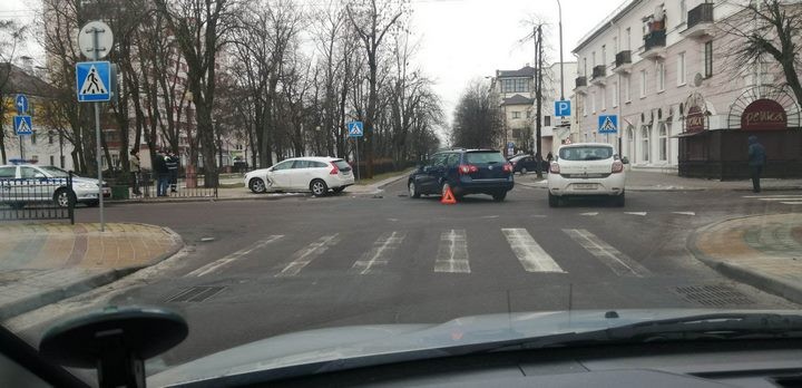 В Бресте на Мицкевича столкнулись легковушки