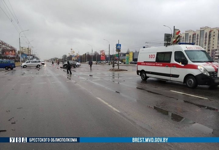 Автомобиль скорой, перевозивший ребенка, попал в ДТП в Бресте