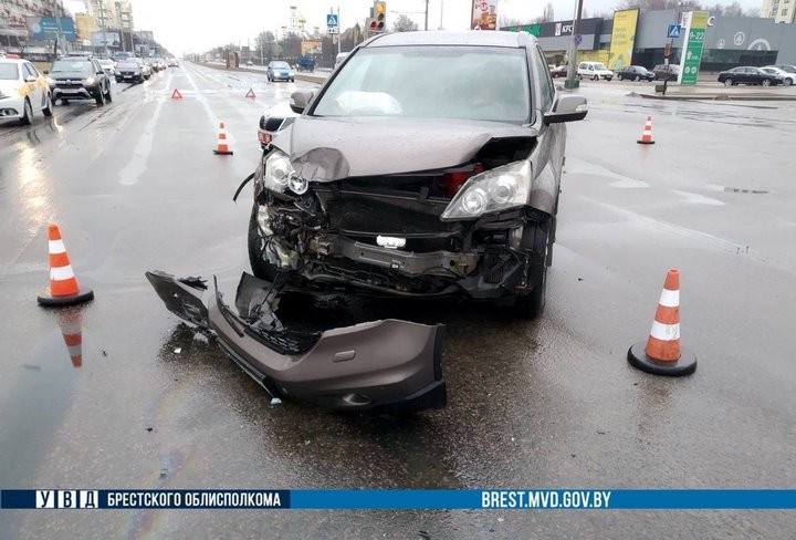 Автомобиль скорой, перевозивший ребенка, попал в ДТП в Бресте