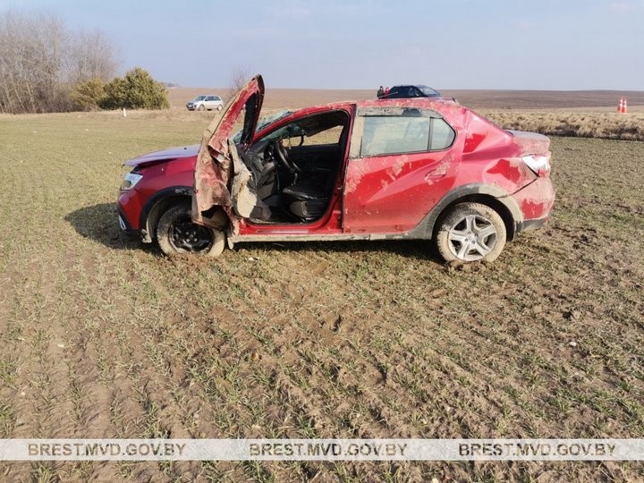 В Каменецком районе автомобиль «вылетел» в кювет