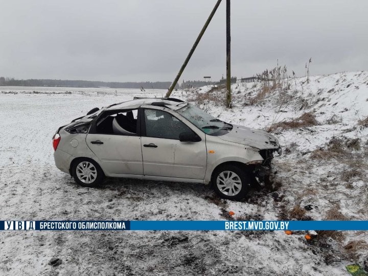 В Брестской области автомобиль вылетел в кювет