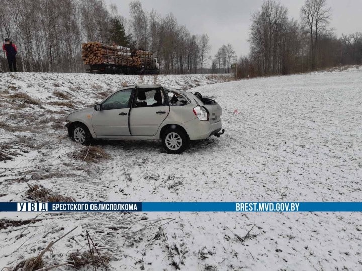В Брестской области автомобиль вылетел в кювет