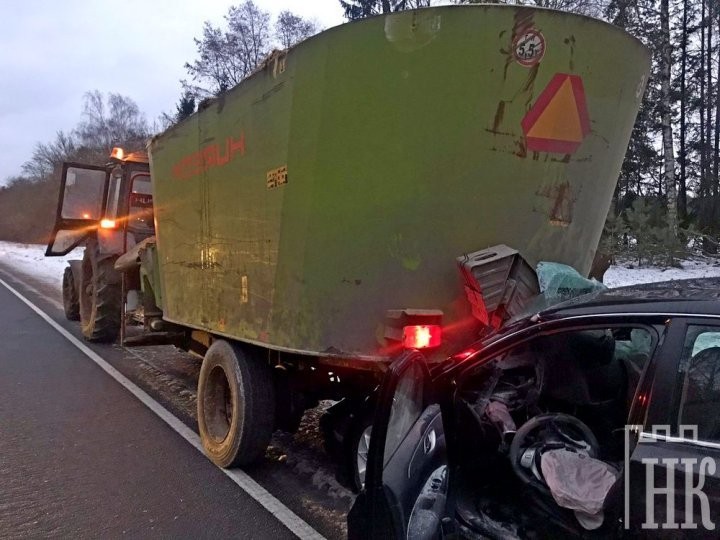 Жесткое ДТП в Каменецком районе: автомобиль врезался в трактор
