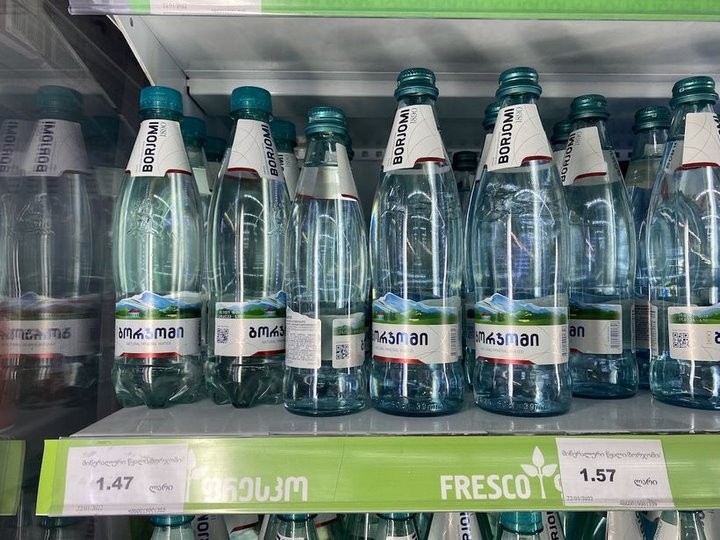 «Странная вода без вкуса и запаха». Сравниваем «Боржоми» из грузинского и белорусского магазинов